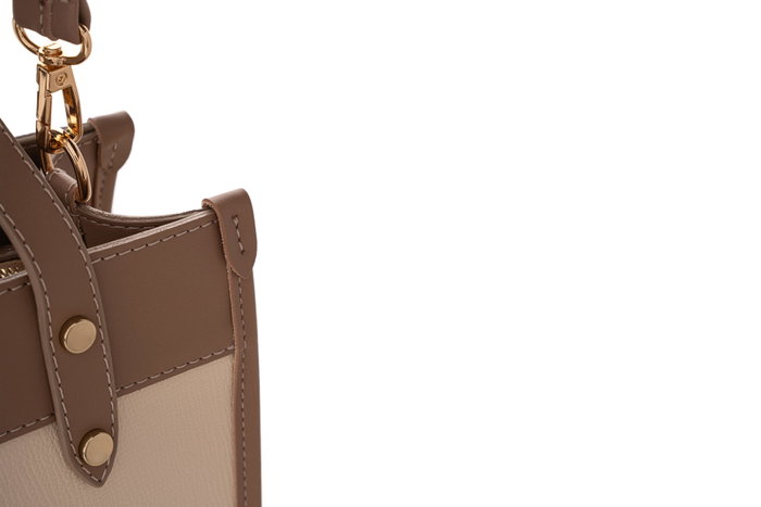 Vince Camuto Cortona Bolso tote de piel de polivinilo en crema y visón, Elegante y sofisticado accesorio de moda para mujer